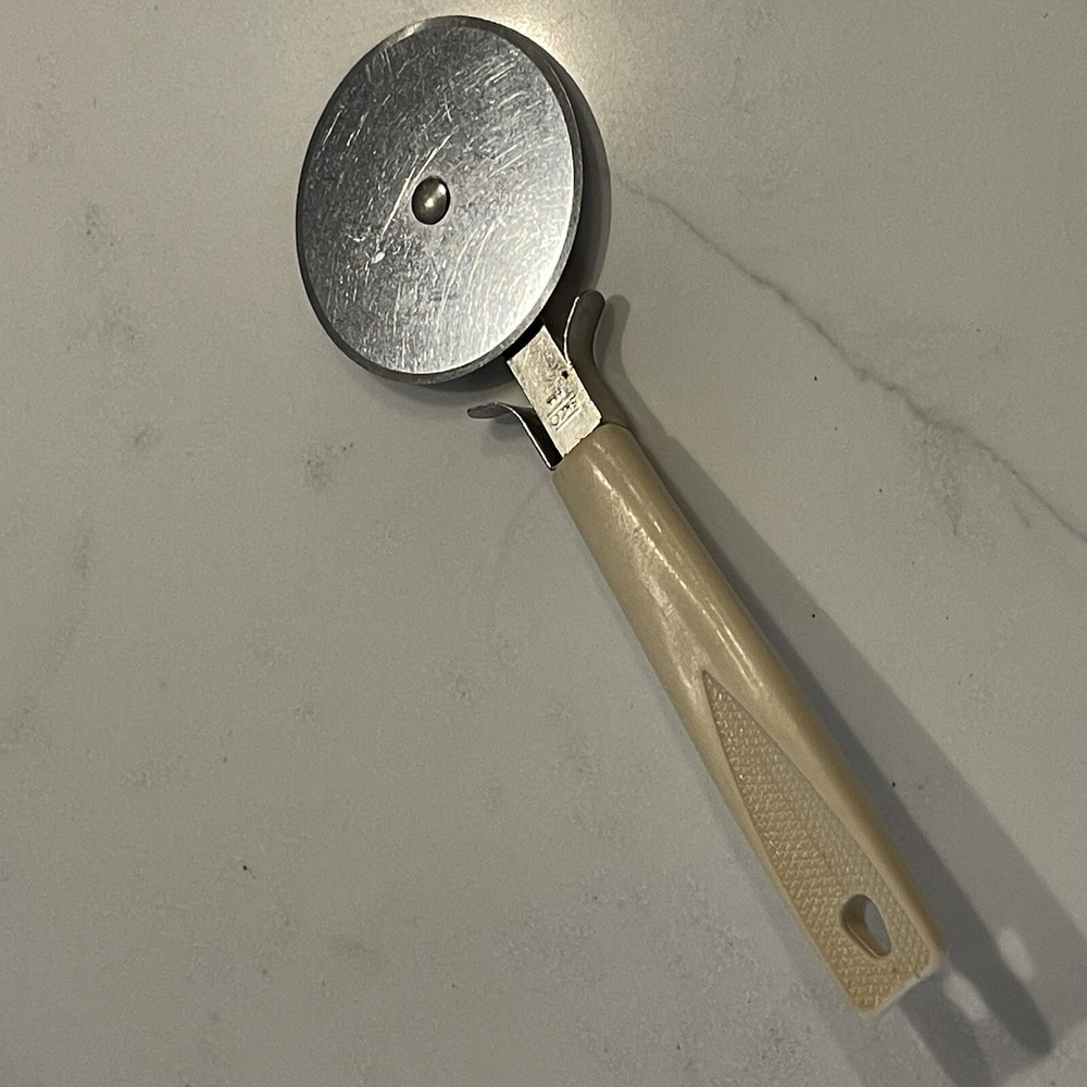EKCO Pizza Cutter USA Off White Handle ~ 8" Long Slicer Vintage
